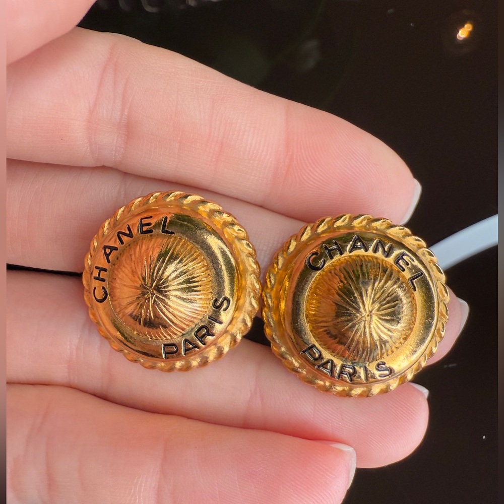 LOT 1826 24K gold plated CHANEL vintage clip on earrings - Picture 10 of 12